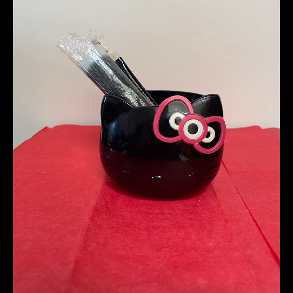 VINTAGE BRAND NEW 2008 MAC HELLO KITTY LIMITED EDITION BRUSH HOLDER